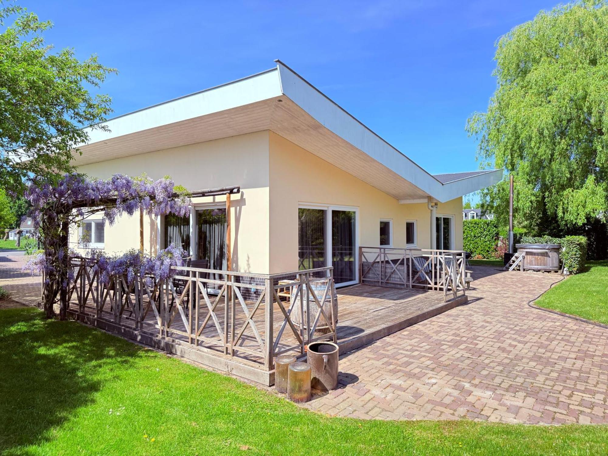 Spacious Comfort Villa Vera With Hottub Zeewolde Bagian luar foto